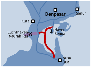 De rode lijn geeft het tracé van de nieuwe tolweg weer. De blauwe lijnen zijn bestaande doorgaande wegen.