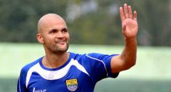 Sergio van Dijk in het shirt van Persib Bandung.