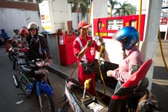 Hogere benzineprijzen bij de tankstations van Pertamina.