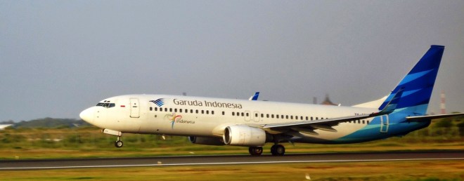 Een vliegtuig van Garuda Indonesia stijgt op vanuit Semarang.