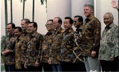 De familiefoto van de APEC-top in 1994 in Bogor. Geheel rechts de toenmalige Indonesische president Soeharto, met naast hem Bill Clinton.