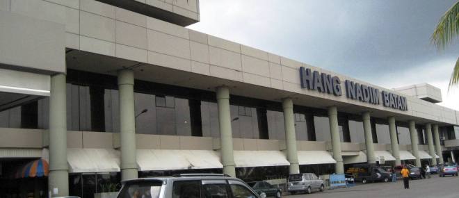 Het terminalgebouw van Hang Nadim Airport is een uitzondering in deze lijst. Tussen de karakteristieke gebouwen met rode daken, en de moderne glazen terminals, is dit het enige saaie jaren-70-gebouw.