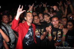 Jokowi tijdens een heavy metal-concert.