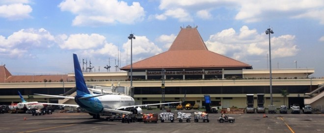 Een vliegtuig van Garuda Indonesia op het vliegveld Juanda. Garuda vliegt naar tien binnenlandse en twee internationale bestemmingen vanaf Surabaya.
