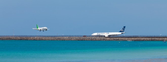 De landingsbaan van vliegveld Ngurah Rai is gedeeltelijk in zee gebouwd. In april 2013 vond er een ongeluk plaats, waarbij een vliegtuig van Lion Air in het water landde. 