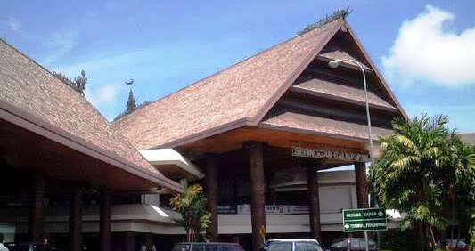 Het kenmerkende dak van het terminalgebouw van SAMS Airport bij Balikpapan.