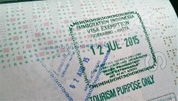 Voor de visumvrijstelling krijg je een gedateerde stempel, met daarbij duidelijk de beperking dat het alleen voor toeristen bedoeld is.
