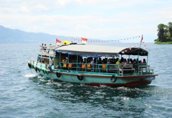 Boot Parapat Tuktuk Tobameer.JPG