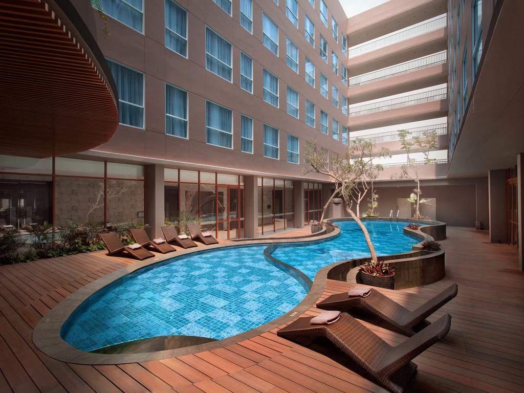 Zwembad hotel Ibis Styles Jakarta Airport.jpg